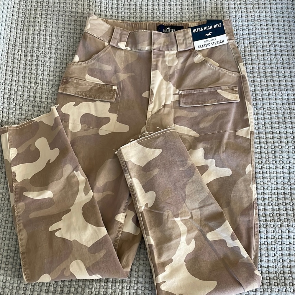Hollister NWT Camo Pants